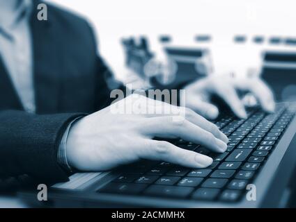 Close-up of male hands typing Banque D'Images