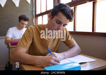 Les adolescents en classe de l'école Banque D'Images