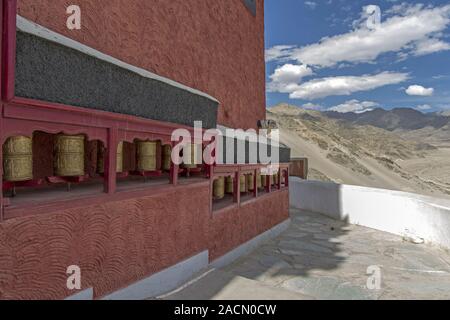 Roues de prière dans un monastère du Ladakh, Inde Banque D'Images