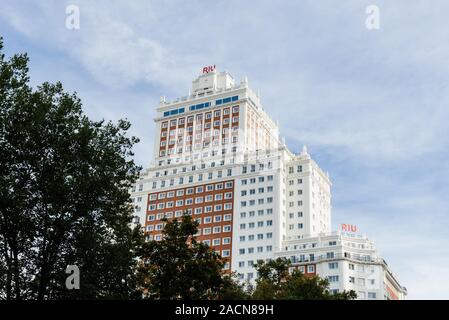 Madrid, Espagne - 1 novembre, 2019 : Hôtel Riu Plaza España, Square de l'Espagne, dans la Gran Via Avenue against sky Banque D'Images