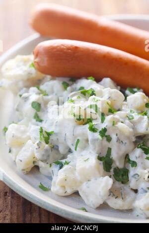 Salade de pommes de terre avec les saucisses de Francfort Banque D'Images