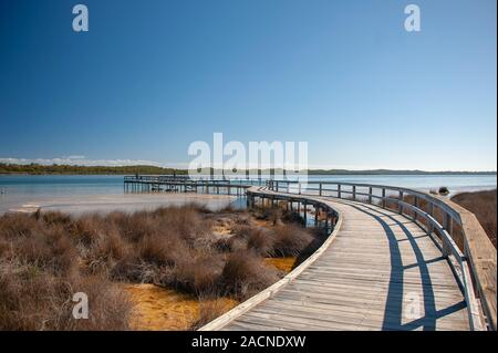 Promenade ou pont d'observation pour l'affichage des Thrombolites antique au lac Clifton, l'ouest de l'Australie. Banque D'Images