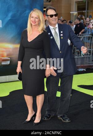 LOS ANGELES, CA. 9 juillet 2016 : l'Acteur Dan Aykroyd et épouse Donna Dixon au Los Angeles premiere de "Ghostbusters" au théâtre chinois de Grauman, Hollywood. © 2016 Paul Smith / Featureflash Banque D'Images