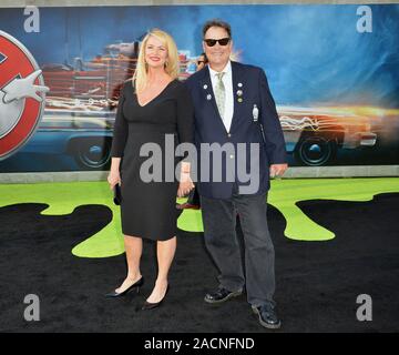 LOS ANGELES, CA. 9 juillet 2016 : l'Acteur Dan Aykroyd et épouse Donna Dixon au Los Angeles premiere de "Ghostbusters" au théâtre chinois de Grauman, Hollywood. © 2016 Paul Smith / Featureflash Banque D'Images