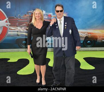LOS ANGELES, CA. 9 juillet 2016 : l'Acteur Dan Aykroyd et épouse Donna Dixon au Los Angeles premiere de "Ghostbusters" au théâtre chinois de Grauman, Hollywood. © 2016 Paul Smith / Featureflash Banque D'Images