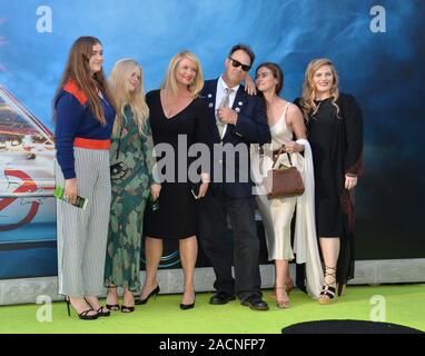 LOS ANGELES, CA. 9 juillet 2016 : l'Acteur Dan Aykroyd et épouse Donna Dixon & family au Los Angeles premiere de "Ghostbusters" au théâtre chinois de Grauman, Hollywood. © 2016 Paul Smith / Featureflash Banque D'Images