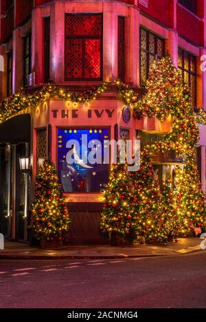 Londres, Royaume-Uni - 01 décembre 2019 : Le restaurant Ivy dans West Street, Covent Garden est décoré pour Noël. Banque D'Images