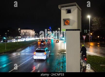 Hanovre, Allemagne. 09Th Nov, 2019. Les voitures roulent au-delà d'un appareil radar qui photographie à un carrefour des conducteurs malgré un feu rouge. Infractions routières laisser les coffres des villes basse-saxonne anneau. Certains de ces revenus sont dans les millions. Credit : Lucas Bäuml/dpa/Alamy Live News Banque D'Images