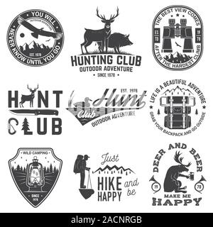 Ensemble de club de chasse et outdoor adventure précédemment. Vecteur. Concept pour chemise ou d'un logo, d'impression, de timbres ou de pièce en t. Vintage design avec sac à dos, jumelles, montagnes, deer, tente, lanterne et la silhouette de la forêt Illustration de Vecteur