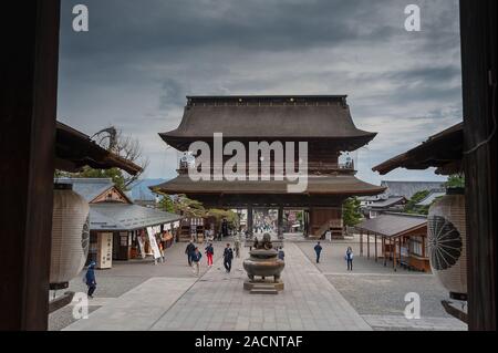 Nagano, Japon - Avril 2019 - Vue de Sanmon Gate (porte principale) et intérieur de l'enceinte du bâtiment du temple Zenkoji Banque D'Images
