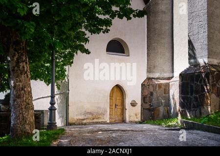 Droit de l'église dans le village de Livinallongo del Col di Lana en Italie, Tyrol du Sud Banque D'Images