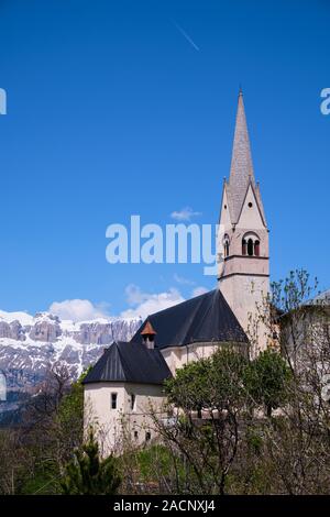 Droit de l'église dans le village de Livinallongo del Col di Lana en Italie, Tyrol du Sud Banque D'Images