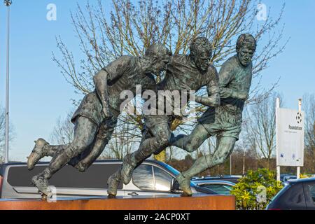 Tameside héros de la Coupe du monde, une sculpture par Andy Edwards représentant trois médaillés de la coupe du monde qui sont nés à Tameside. Ashton-under-Lyne, UK. Banque D'Images