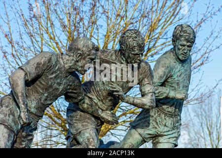 Tameside héros de la Coupe du monde, une sculpture par Andy Edwards représentant trois médaillés de la coupe du monde qui sont nés à Tameside. Ashton-under-Lyne, UK. Banque D'Images