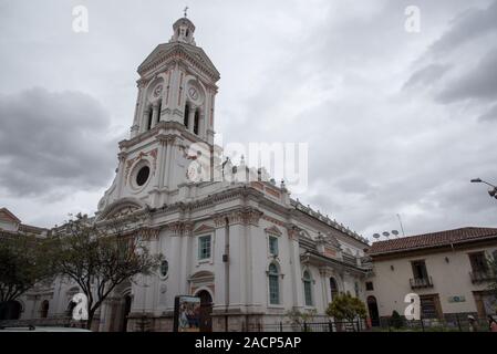 Construit à partir de 1860 l'église de San Francisco de Quito est une impressionnante église en Equateur. Banque D'Images