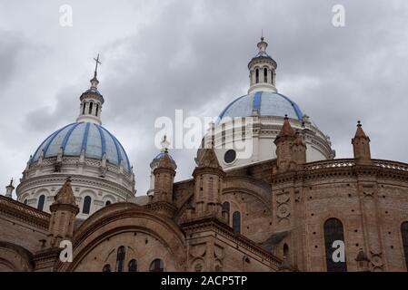 Construit à partir de 1885, la nouvelle cathédrale de Cuenca est une impressionnante église de style néo-roman en Equateur. Banque D'Images