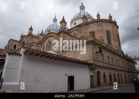 Construit à partir de 1885, la nouvelle cathédrale de Cuenca est une impressionnante église de style néo-roman en Equateur. Banque D'Images