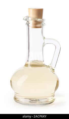 Vinaigre blanc dans le flacon en verre isolé sur fond blanc avec clipping path Banque D'Images