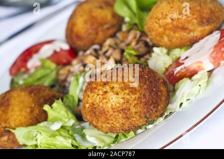 Nuggets de poulet avec salade Banque D'Images