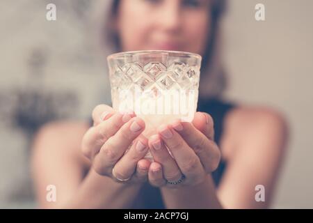 Photo aux couleurs de femme hands holding candle Banque D'Images