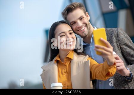 Man and Woman smiling heureusement à l'appareil photo Banque D'Images