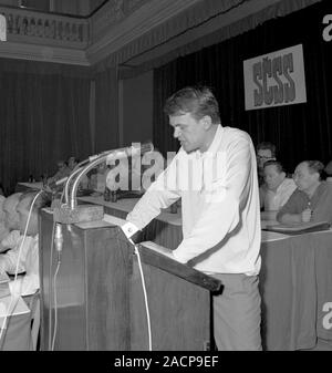 ***PHOTO*** Milan Kundera, un auteur d'origine tchèque vivant en France, a repris la nationalité tchèque après 40 ans, daily Pravo écrit le 3 décembre 2019, ajoutant que l'ambassadeur tchèque Petr Drulak remis le document pertinent de lui à son appartement de Paris le 28 novembre. Légende originale : écrivain Milan Kundera parle au cours de la 4ème congrès de l'Union des écrivains tchécoslovaques à Prague, en République tchèque, le 27 juin 1967. (CTK Photo/Jovan Dezort) Banque D'Images