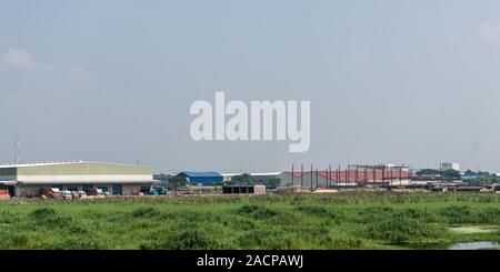 Site industriel power plant paysage. Entouré par l'industrie agricole et rural champ vert prairie d'été. Un beau paysage non urbain des études Banque D'Images