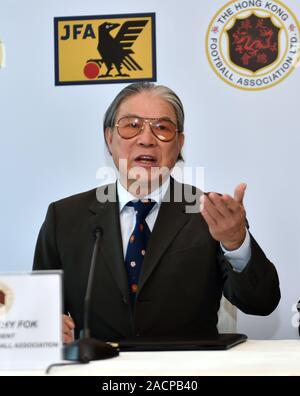 Timothy Fok Tsun-ting, président de l'Association de football de Hong Kong, prononce une allocution lors de la cérémonie de signature avec l'Association de football du Japon de renforcer la coopération entre les ballons de football, dans le but d'améliorer les relations entre les deux, au Mandarin Oriental, Hong Kong, Région administrative spéciale de Chine, 2 décembre 2019. Banque D'Images