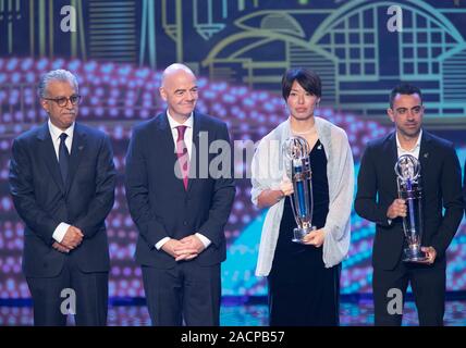 Footballeur japonais Saki Kumagai, deuxième à partir de la droite, est conféré jouer de l'année (femmes) par la Confédération Asiatique de Football (AFC) tout en étant accompagné par le président de la FIFA, Gianni Infantino, deuxième à partir de la gauche, à l'AFC Annual Awards 2019 s'est tenue à Hong Kong, Région administrative spéciale de Chine, 2 décembre 2019. Banque D'Images