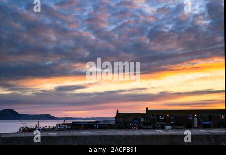 Lyme Regis, dans le Dorset, UK. 3e décembre 2019. Météo France : un ciel au-dessus de la couvaison cobb juste après le lever du soleil. Credit : Celia McMahon/Alamy Live News. Banque D'Images