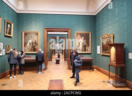 L'étude des visiteurs du 19ème siècle portraits à la National Portrait Gallery, London, UK Banque D'Images