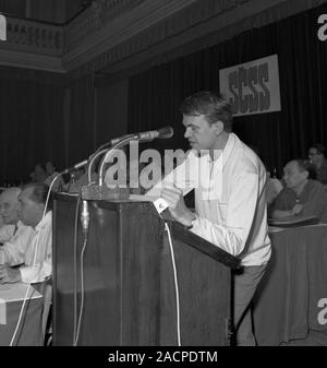 ***PHOTO*** Milan Kundera, un auteur d'origine tchèque vivant en France, a repris la nationalité tchèque après 40 ans, daily Pravo écrit le 3 décembre 2019, ajoutant que l'ambassadeur tchèque Petr Drulak remis le document pertinent de lui à son appartement de Paris le 28 novembre. Légende originale : écrivain Milan Kundera parle au cours de la 4ème congrès de l'Union des écrivains tchécoslovaques à Prague, en République tchèque, le 27 juin 1967. (CTK Photo/Jovan Dezort) Banque D'Images