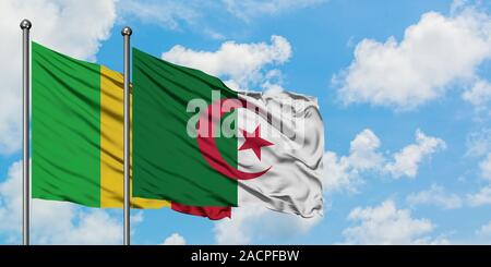 Le Mali et l'Algérie drapeaux dans le vent contre ciel bleu nuageux blanc ensemble. Concept de diplomatie, de relations internationales. Banque D'Images