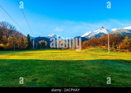 Paysage d'automne avec clôture en bois, arbres colorés sur la route de ski, Pirin snow peaks à Bansko, Bulgarie Banque D'Images