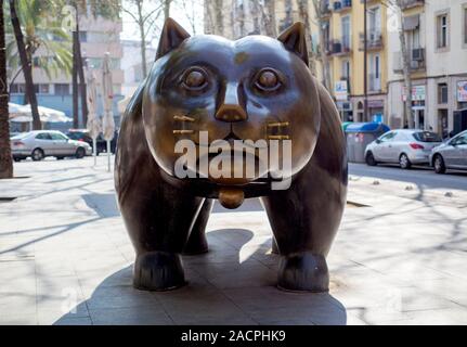 Barcelone, Espagne - 23 février 2018 : Vue de face du Raval Cat, une sculpture d'un chat géant par Fernando Botero, placé sur la Rambla del Raval, dans t Banque D'Images