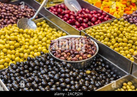 Olives salées divers sur le marché Mahane Yehuda à Jérusalem. Banque D'Images