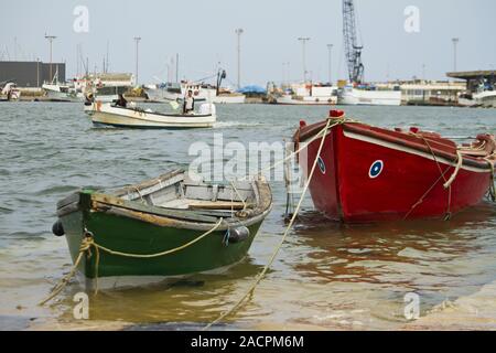 Les bateaux de pêche ancrés Banque D'Images