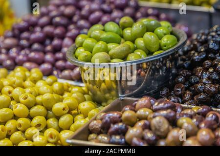 Olives salées divers sur le marché Mahane Yehuda à Jérusalem. Banque D'Images