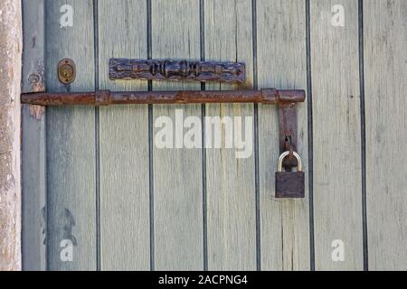 Porte en bois verrouillée avec vis et Banque D'Images