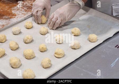 Faire du pain fromage brésilien pao di Kejo, rendant la pâte. Placer la pâte sur une plaque à pâtisserie. Banque D'Images