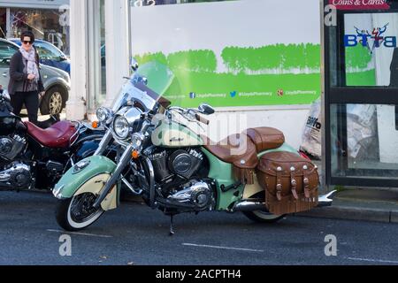 Chef indien 'vintage' moto modèle, garé dans le centre-ville de Blackburn, Lancashire. Banque D'Images