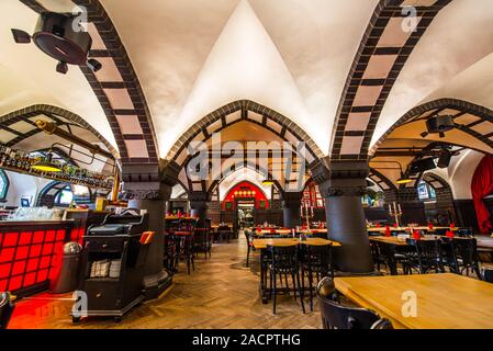 Restaurant dans une cave à Berlin Banque D'Images