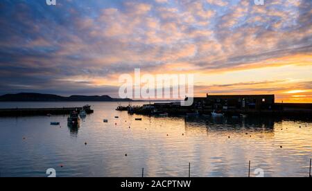 Lyme Regis, dans le Dorset, UK. 3e décembre 2019. Météo France : UN pensif ciel au matin le Cobb, Lyme Regis. Credit : Celia McMahon/Alamy Live News. Banque D'Images