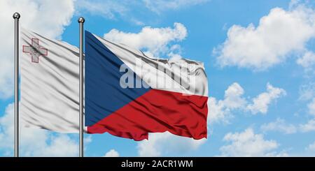 Malte et la République tchèque dans le vent de brandir le drapeau blanc contre ciel bleu nuageux ensemble. Concept de diplomatie, de relations internationales. Banque D'Images