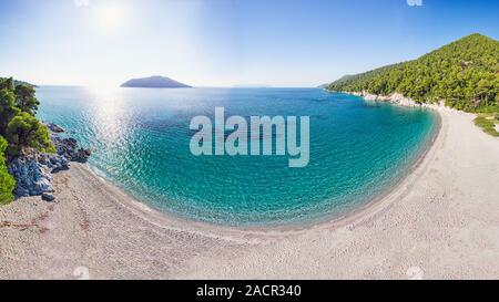 La plage Kastani de Skopelos island de drone, Grèce Banque D'Images