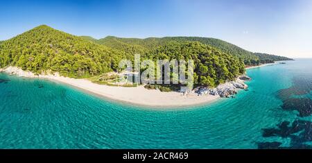 Les plages de Milia et Kastani Skopelos island de drone, Grèce Banque D'Images