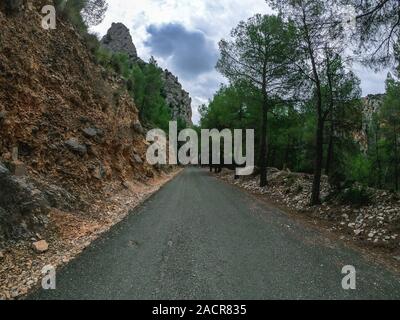 POV conduire sur un chemin de montagne très lentement entre la végétation locale. Une voiture conduit à travers la montagne sur Nerpio's road, Espagne sur une journée nuageuse. Banque D'Images