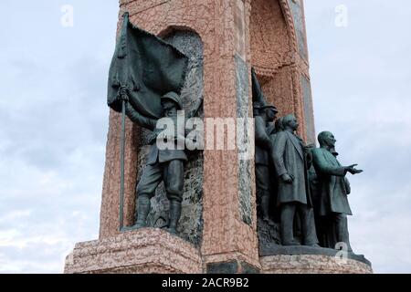 La République (1928) à la place Taksim, conçu par le sculpteur Pietro Canonica. Istanbul TURQUIE Banque D'Images