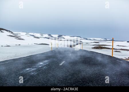 Foggy road sur l'Islande Banque D'Images