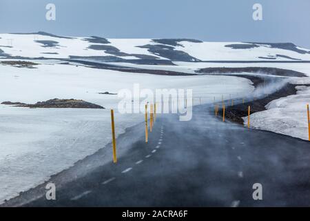 Foggy road sur l'Islande Banque D'Images